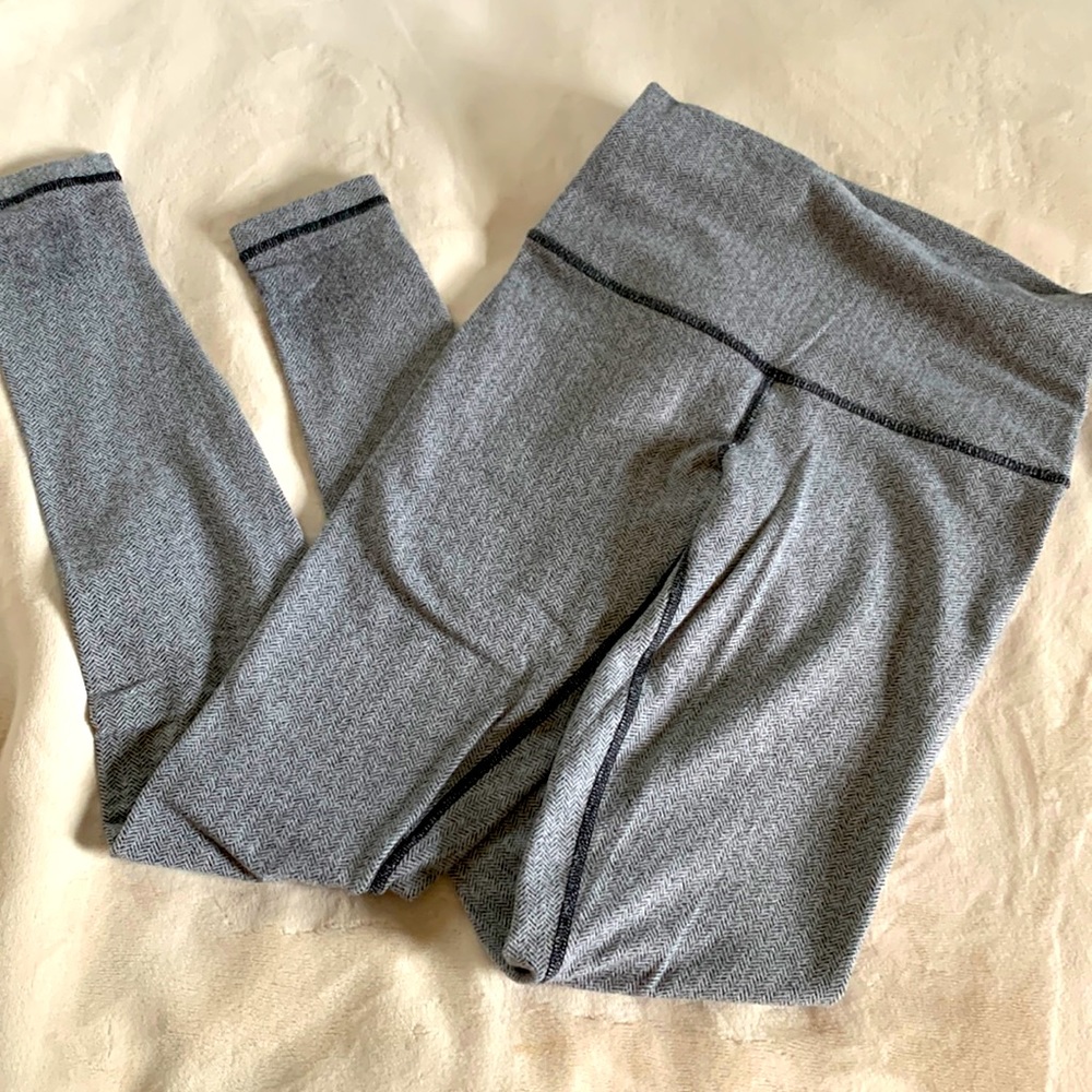LULULEMON gently worn size 6 Herringbone pattern